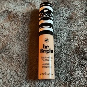 💚3/$10 Be Bright Illuminating Concealer in Light